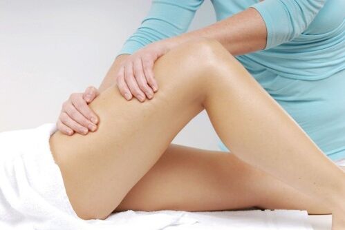 Untersuchung durch einen Arzt auf Hüftarthritis